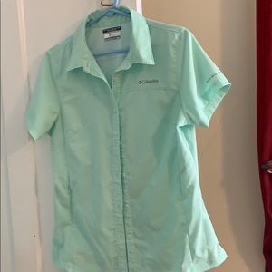 Short sleeve women’s Columbia blouse. EUC.